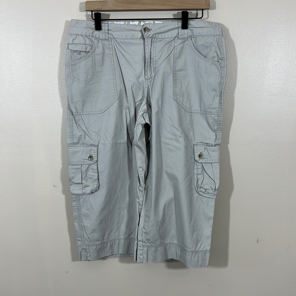 Women’s Columbia Sportswear Company size 12 khaki cargo capris pants